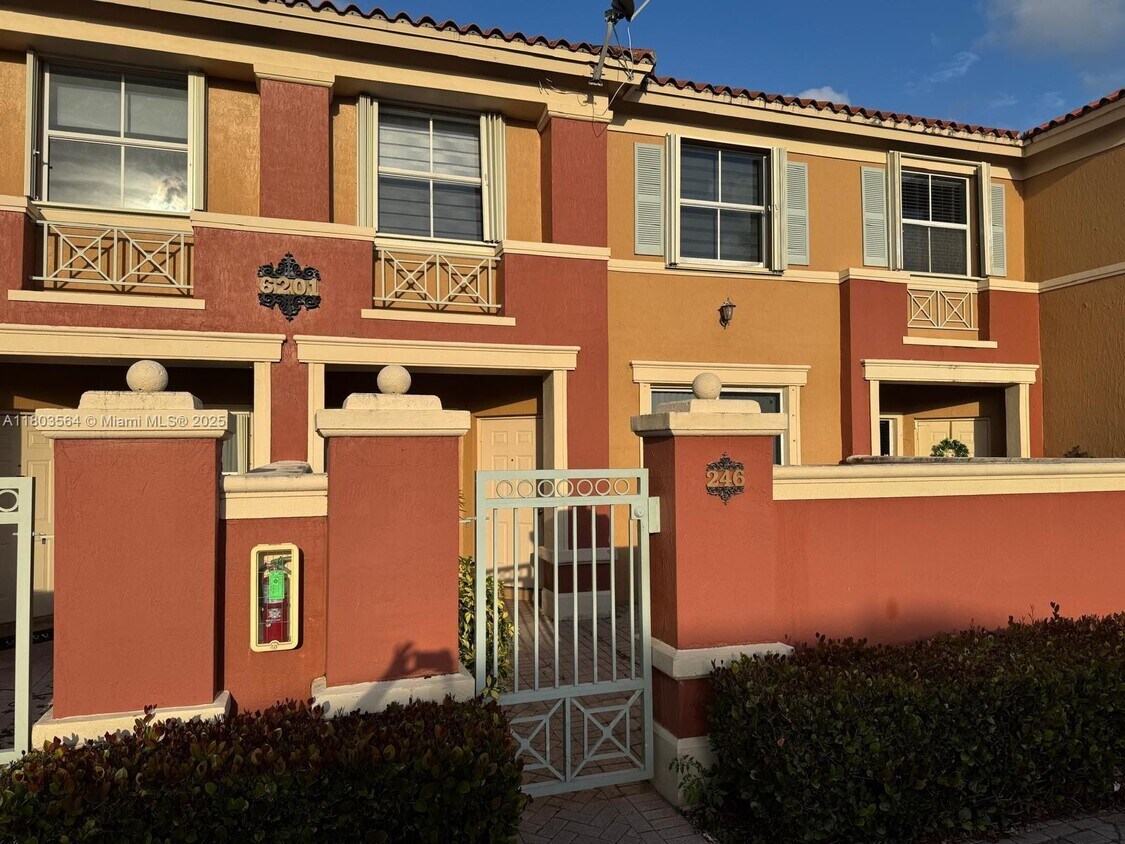 Foto principal - 6201 NW 114th Pl