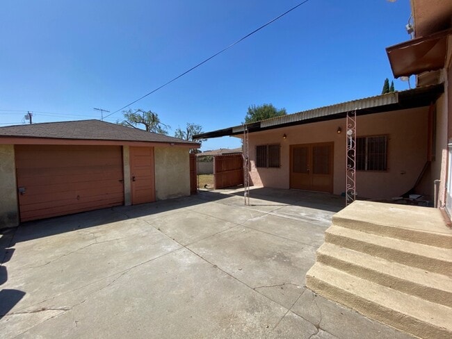 Building Photo - 318 E Hazel St