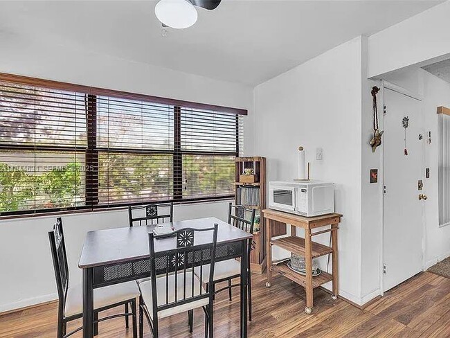 Foto del edificio - 2225 Monroe St