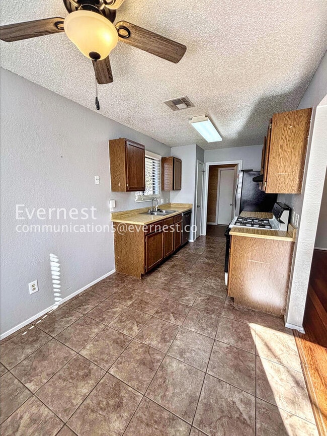 Building Photo - 915 Pyegrave Pl