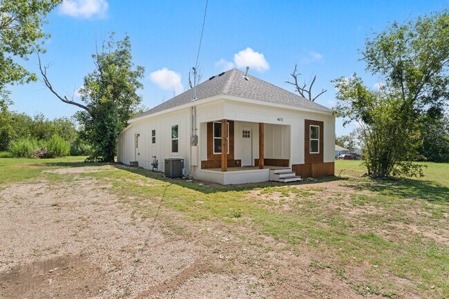 Building Photo - 402 E Charles St