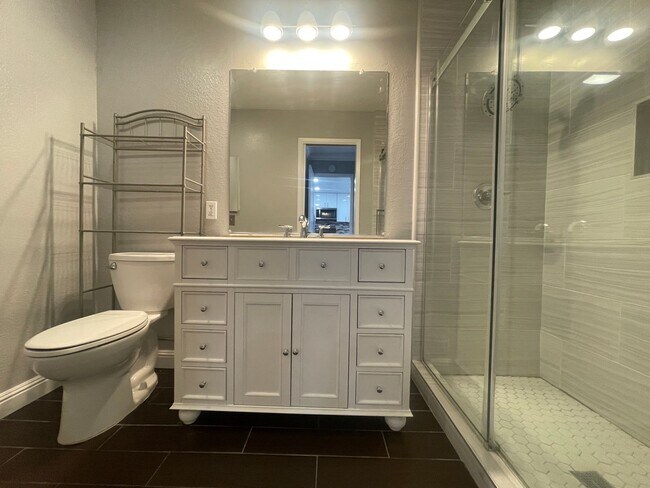 Building Photo - Lovely 3 Bedroom Condo Available Now!