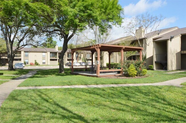 Foto del edificio - 3300 Pebblebrook Dr