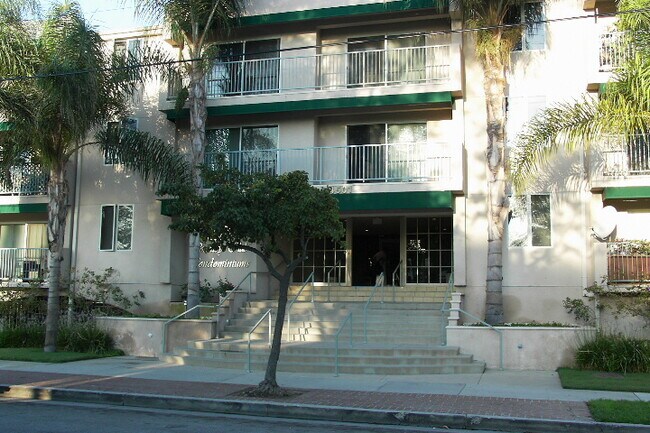 Foto del edificio - 4501 Cedros Ave