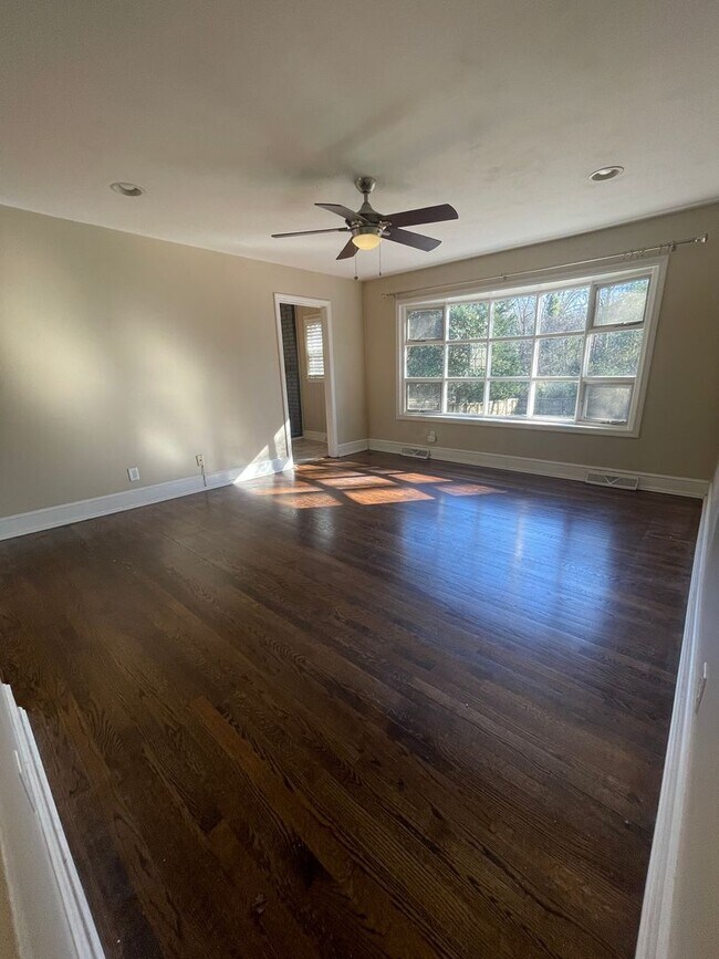 Foto del edificio - 3 BR Brick Ranch with Fenced Yard in Starm...