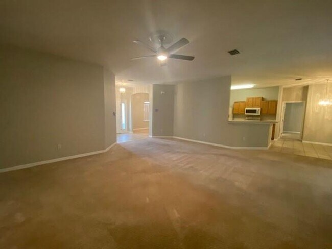 Building Photo - SPACIOUS 4/2 HOME PERFECT FOR YOUR FAMILY