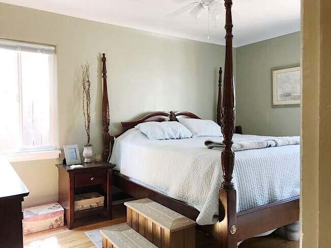 Roomy bedroom - fits king bed and dresser, has 2 closets, 2 windows, fan - 3416 Mackland Ave NE