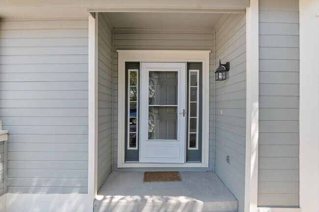 Building Photo - Big Ranch Style home with Basement, Turf Y...