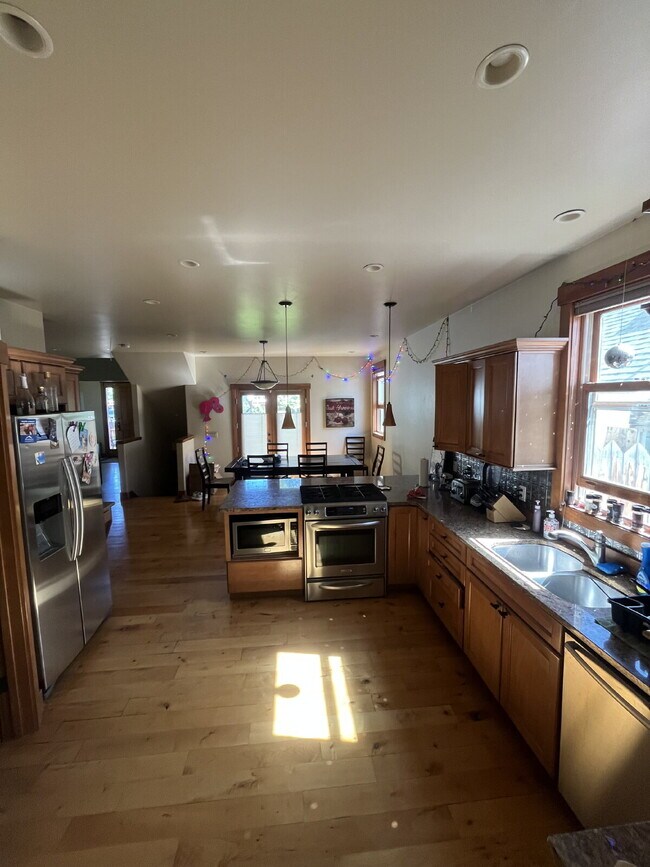 Foto del edificio - Shared living – Private room and bathroom in downtown Carbondale home