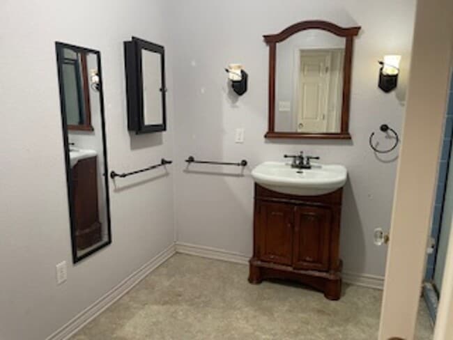 Building Photo - 2 Bedroom/1 Bath with a Bonus Room