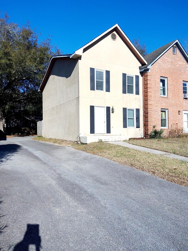 Building Photo - 1086 Shadow Dr