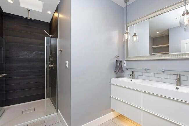 Building Photo - Modern 1bed/1bath in Cole/RiNo Area
