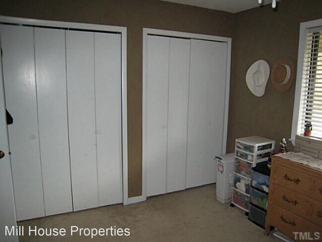 Building Photo - 2 br, 2.5 bath House - 107 Oak Tree