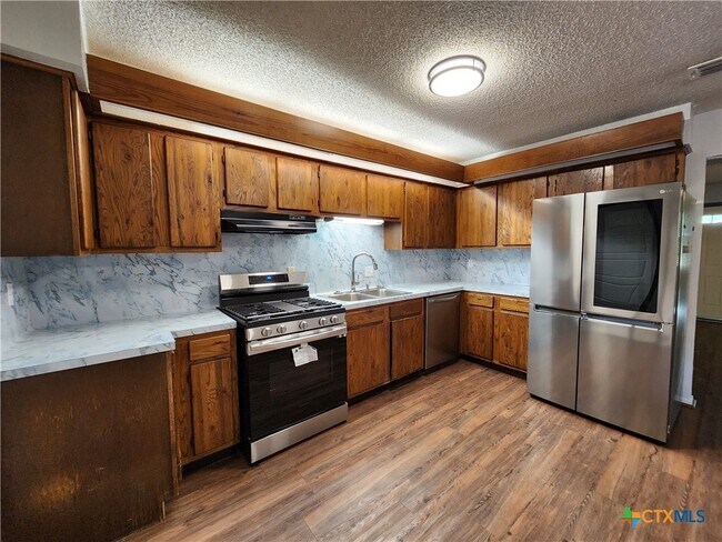 Foto del edificio - 1330 Summerwood Dr