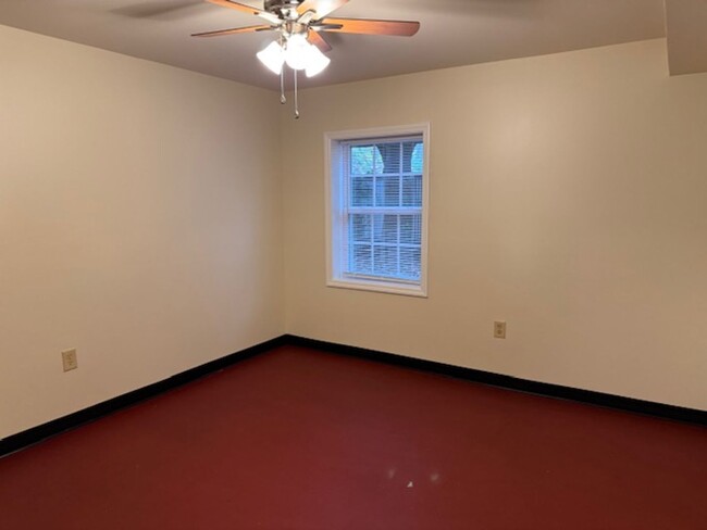 Building Photo - Fully Renovated Basement Apartment