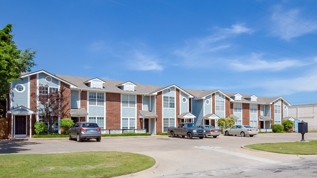 Primary Photo - St Charles Townhomes