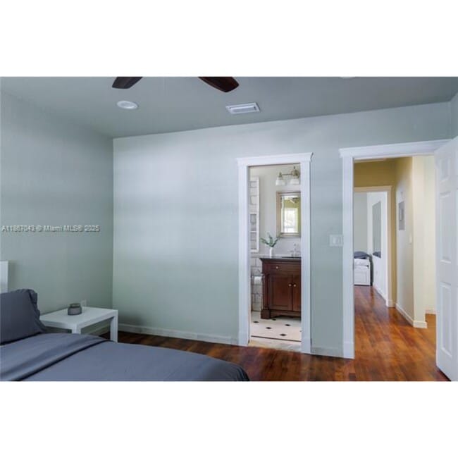 Foto del edificio - 250 NE 48th St