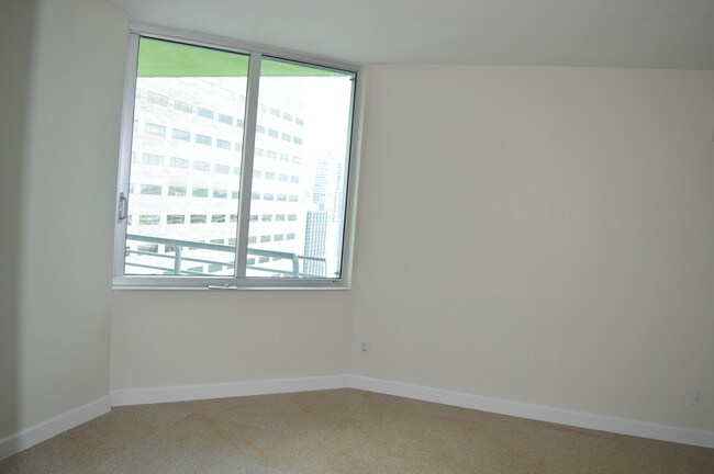 UNA HABITACIÓN - 325 S Biscayne Blvd
