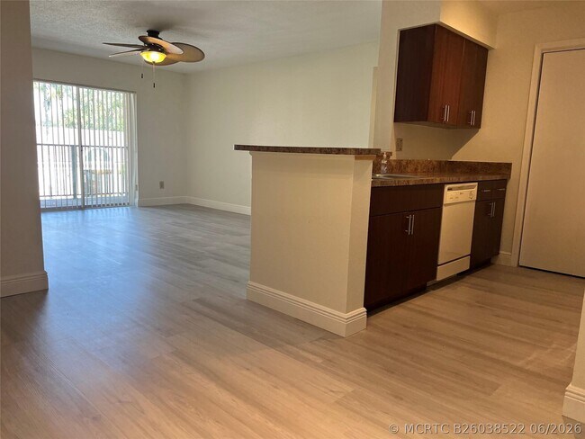 Foto del edificio - 875 Riverside Dr
