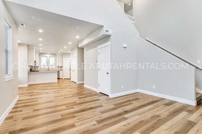 Building Photo - 1098 S High Ridge Rd