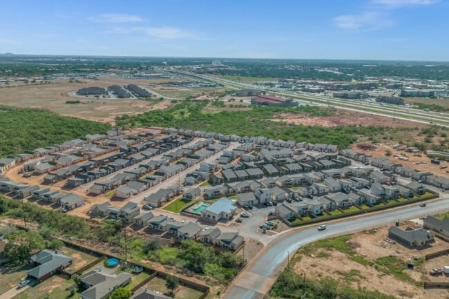 Building Photo - Creek 27