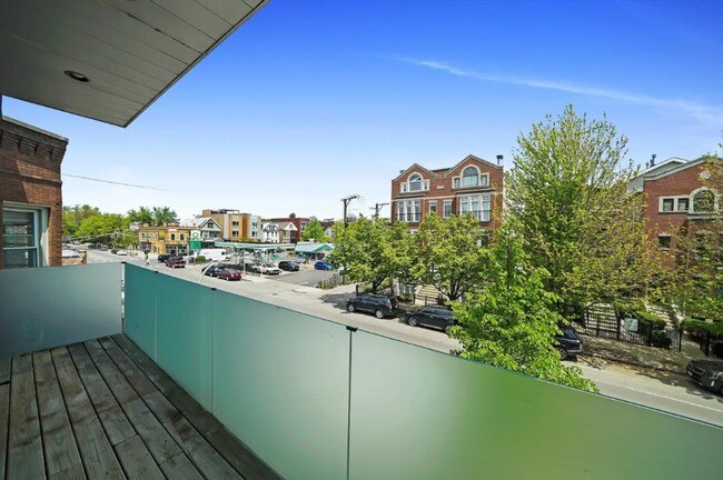 Building Photo - 2738 N.Southport Ave