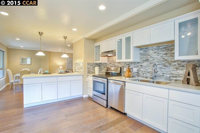 Foto del edificio - Gorgeous, Massive, 1BR/1BA, Fully Updated, 1000sqft+, A+++ Location, Parking Included