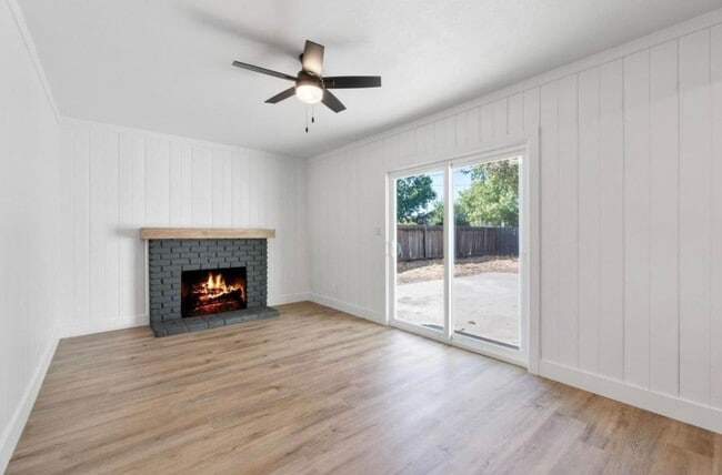 Building Photo - 934 W Alamos Ave