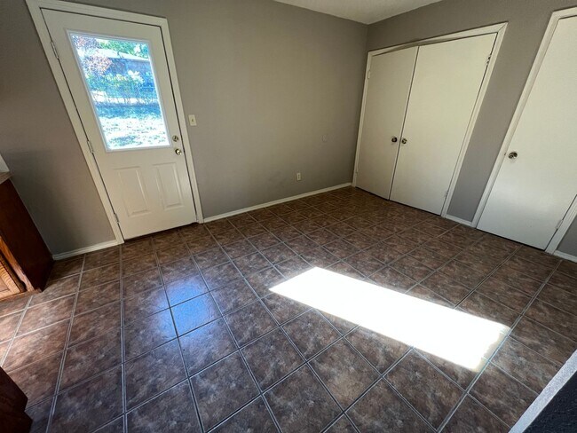 Foto del edificio - 3 Bed 1.5 Bath Total Electric House, With 1 Car Garage. Yard Care Included.