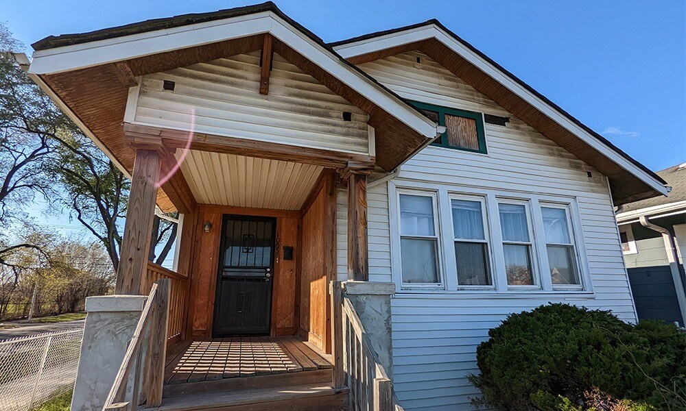 Primary Photo - Charming 3-Bedroom Home with Driveway & Ba...