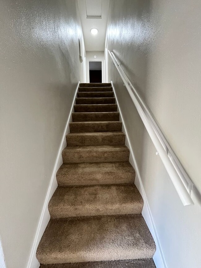 Building Photo - LARGE 1 BEDROOM 1 BATH UPSTAIRS UNIT READY...