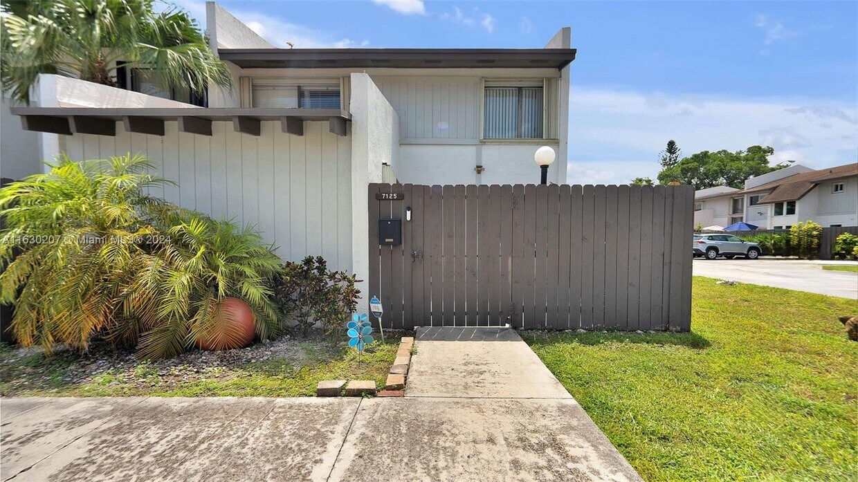 Primary Photo - 7125 SW 111th Pl