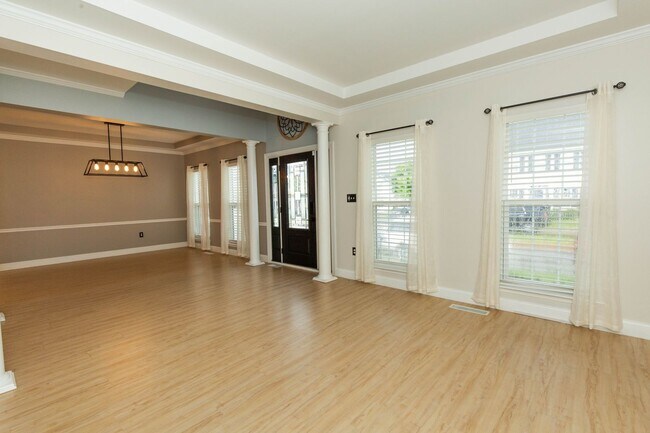 Foto del edificio - 4 bed, 2.5 bath Single Family Home in Char...