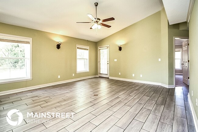 Building Photo - 913 Redwood St