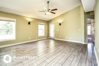 Building Photo - 913 Redwood St