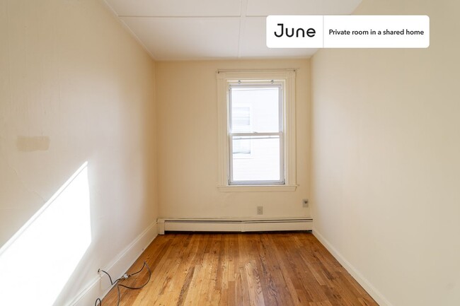 Building Photo - Private bedroom in 4 bed/1 bath Home