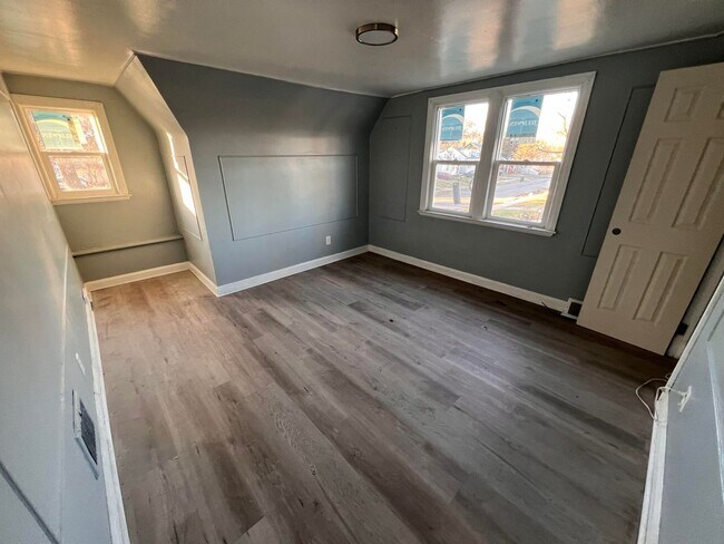 Building Photo - Beautiful 2 bedroom 1.5 bath - $1095/mo