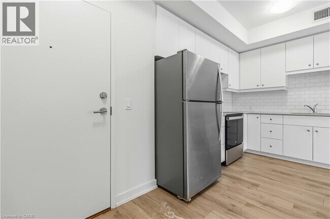 Photo du bâtiment - 255 Northfield Dr E