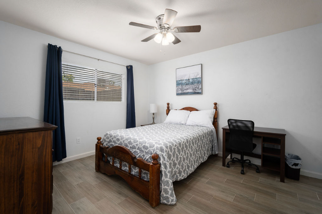 Building Photo - 4400 Parkwood Ct