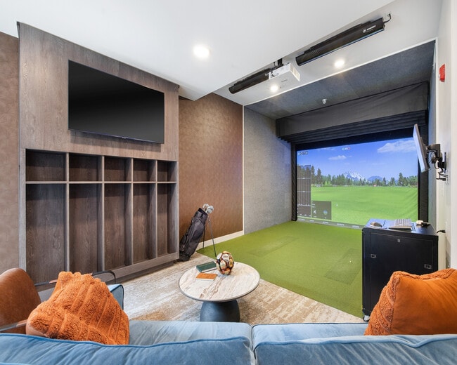 Salón del simulador de golf - McDowell Point 55+ Active Adult Apartment Homes