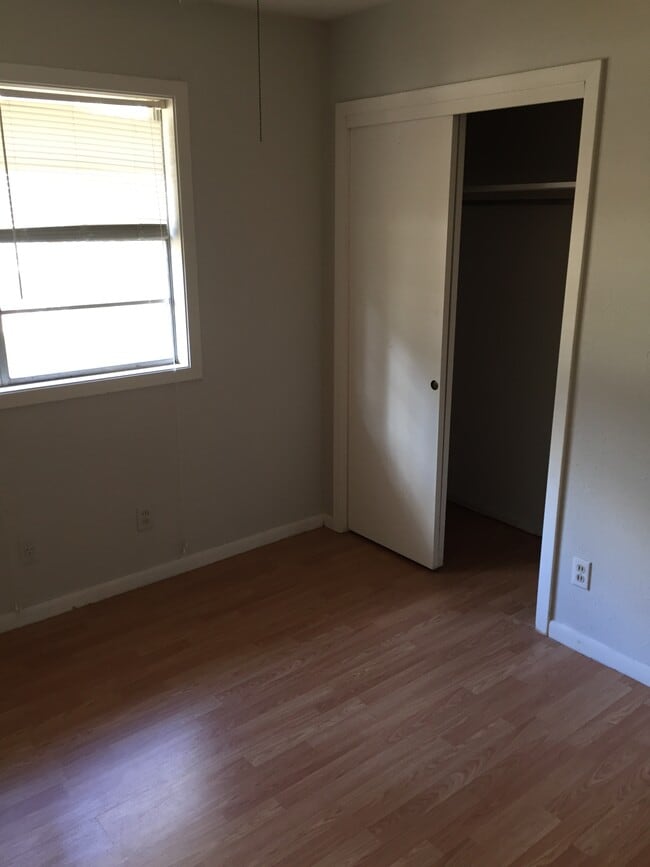 Building Photo - 1100 Glenwood Dr