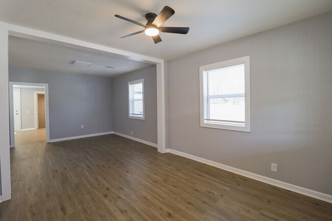 Building Photo - Beautifully Redone 3 Bedroom House! Available for Immediate Move in!