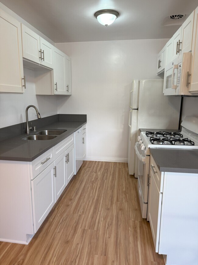 Building Photo - 10416 Irene St