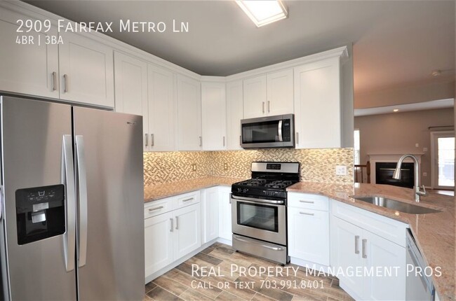 Building Photo - Bright & Beautiful Townhouse- Steps to Vie...