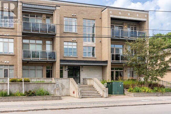 Photo du bâtiment - 682 Churchill Ave N