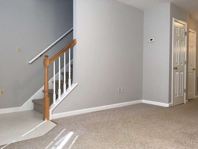 Foto del edificio - Lovely Townhouse! Fresh Paint, New Carpet, All Electric!  W/D Included, Privacy Fenced Backyard