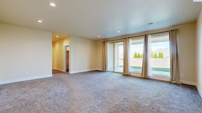 Building Photo - 4 bed, 4 bath home in Kennewick