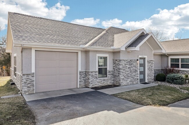 Building Photo - 9776 Montclaire Dr