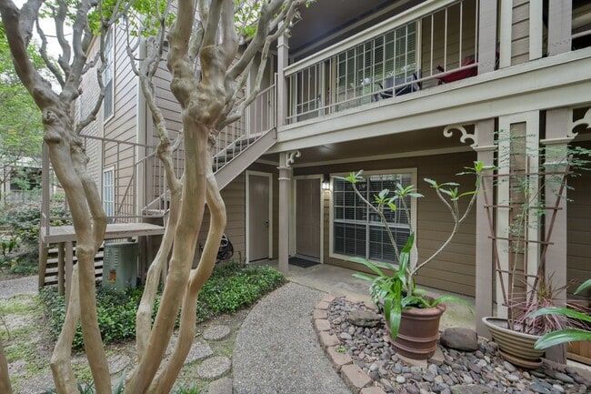 Building Photo - 1860 White Oak Dr