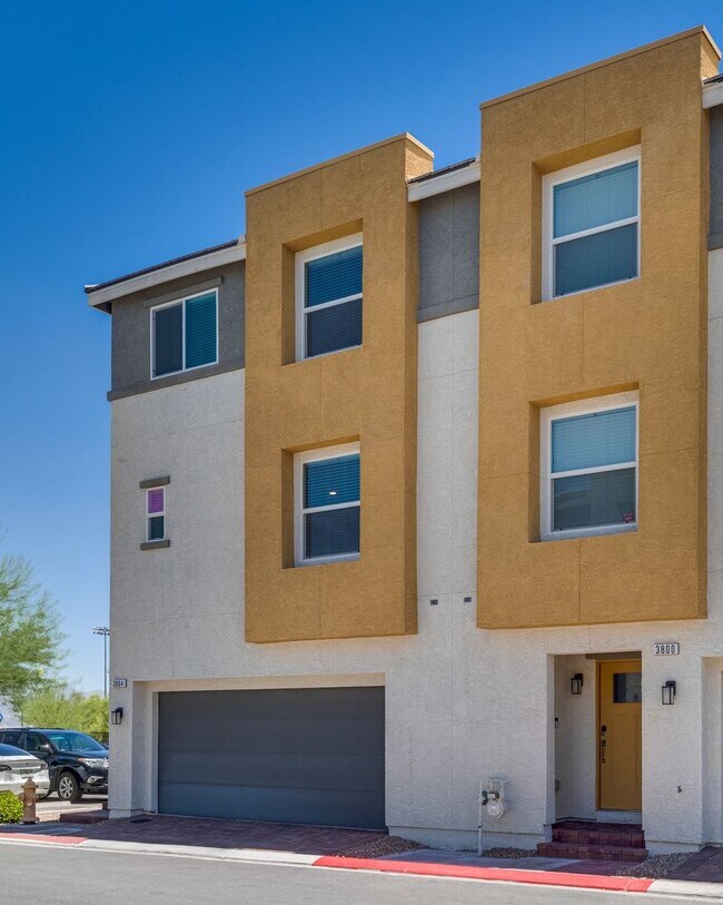 Building Photo - Modern 3-Story Townhome with Strip Views i...